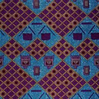 Tissu en wax africain avec motifs traditionnels colorés en violet, bleu et or, représentation de l'artisanat et de la culture africaine.