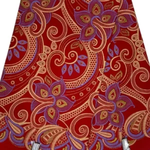 Vêtement traditionnel en wax africain avec motifs floraux colorés, principalement rouge, violet et or.