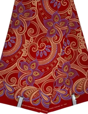 Vêtement traditionnel en wax africain avec motifs floraux colorés, principalement rouge, violet et or.